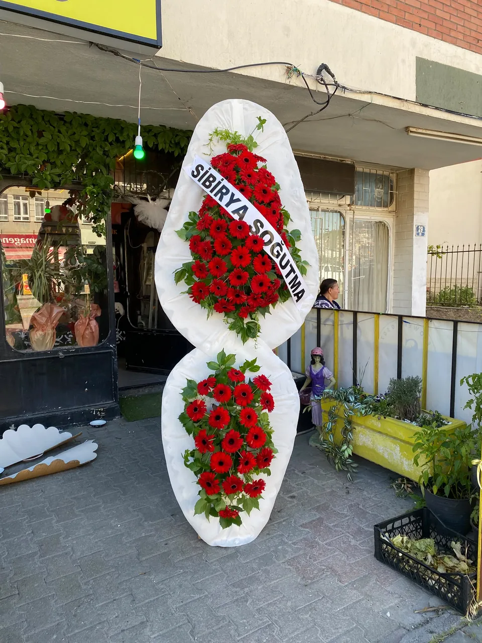 Kırmızı gerberalarla hazırlanmış yazılı taziye çelengi
