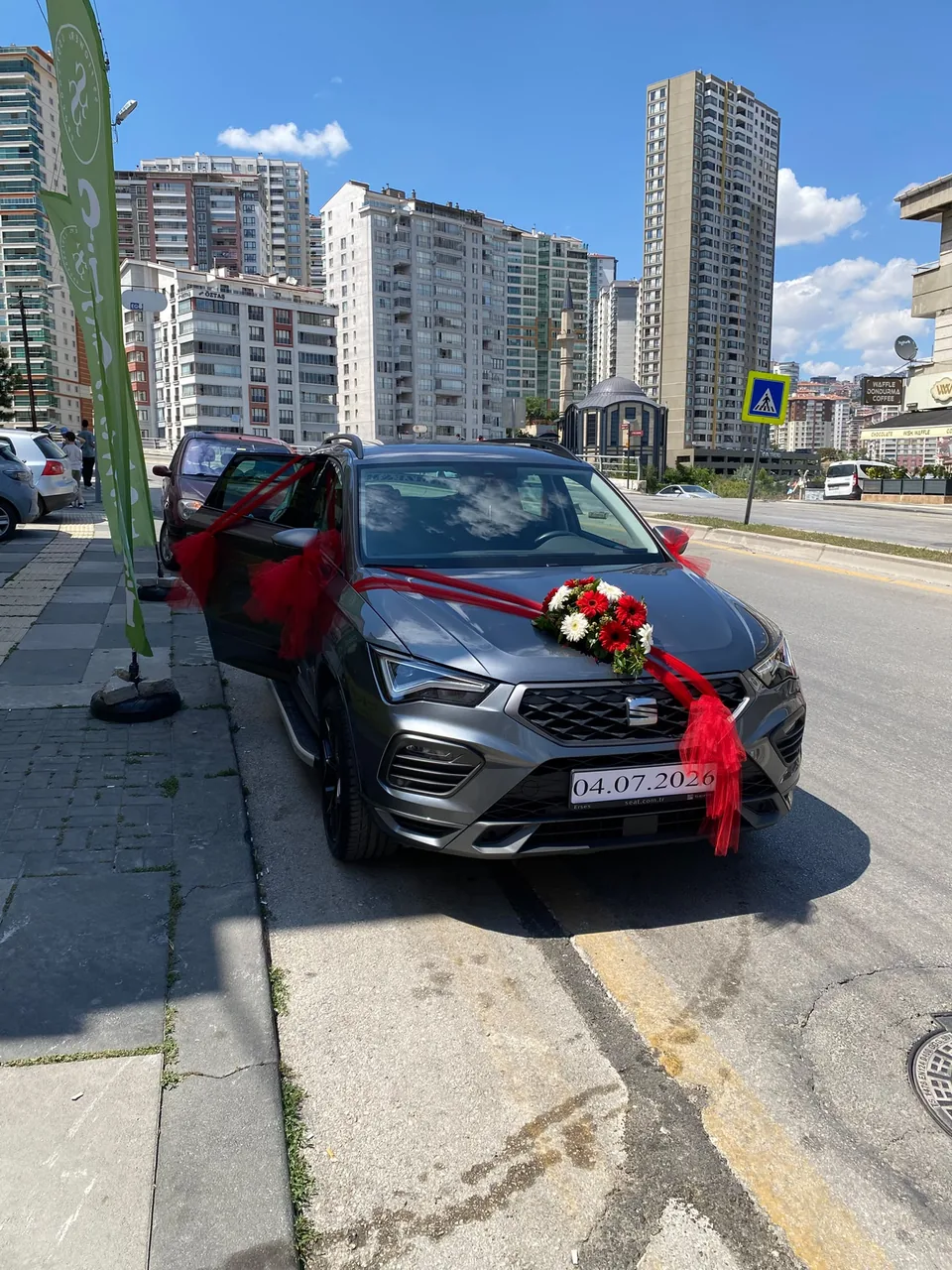Gri gelin arabası üzerinde kırmızı tül ve kırmızı beyaz çiçek süslemesi