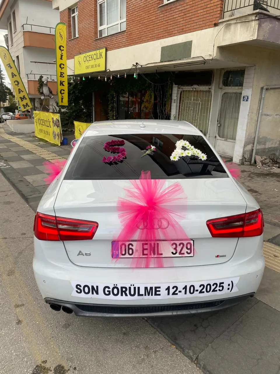 Beyaz gelin arabası üzerinde pembe tül ve harf süslemesi
